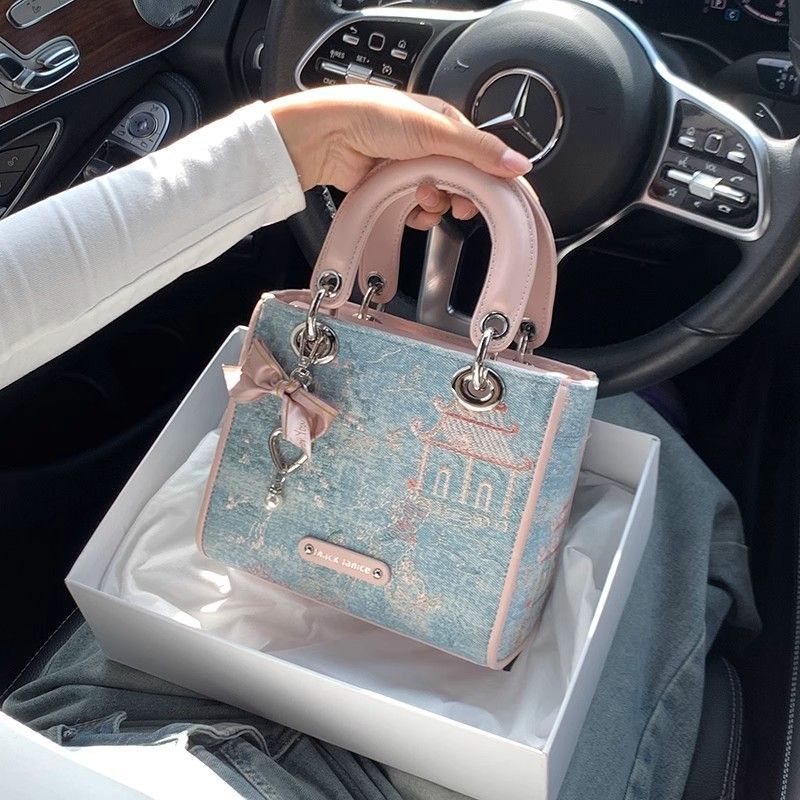 Yüksek Değerli Hafif Lüks Kont - Luxury Bags Level incelemesi ve fiyatı